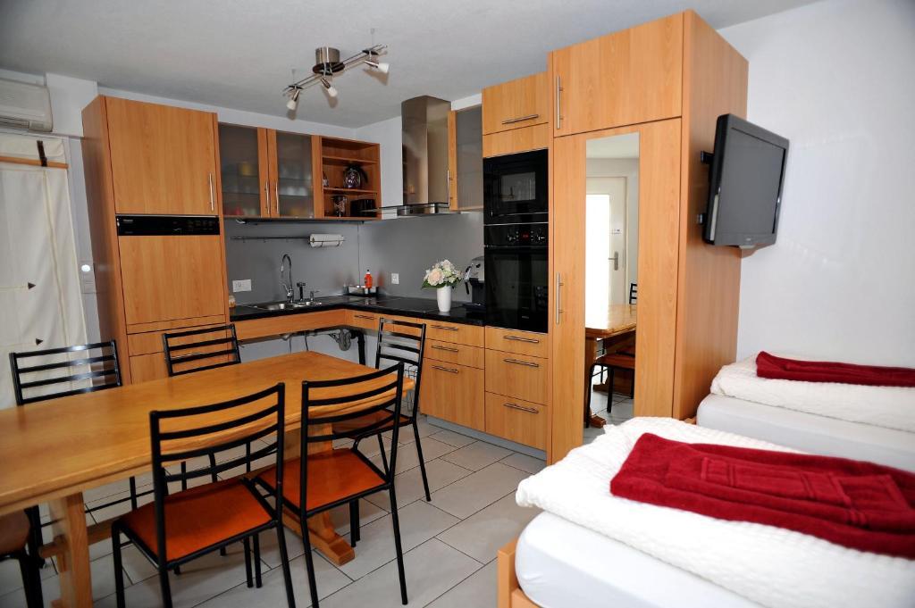 Niros Bed & Breakfast Birsfelden Стая снимка