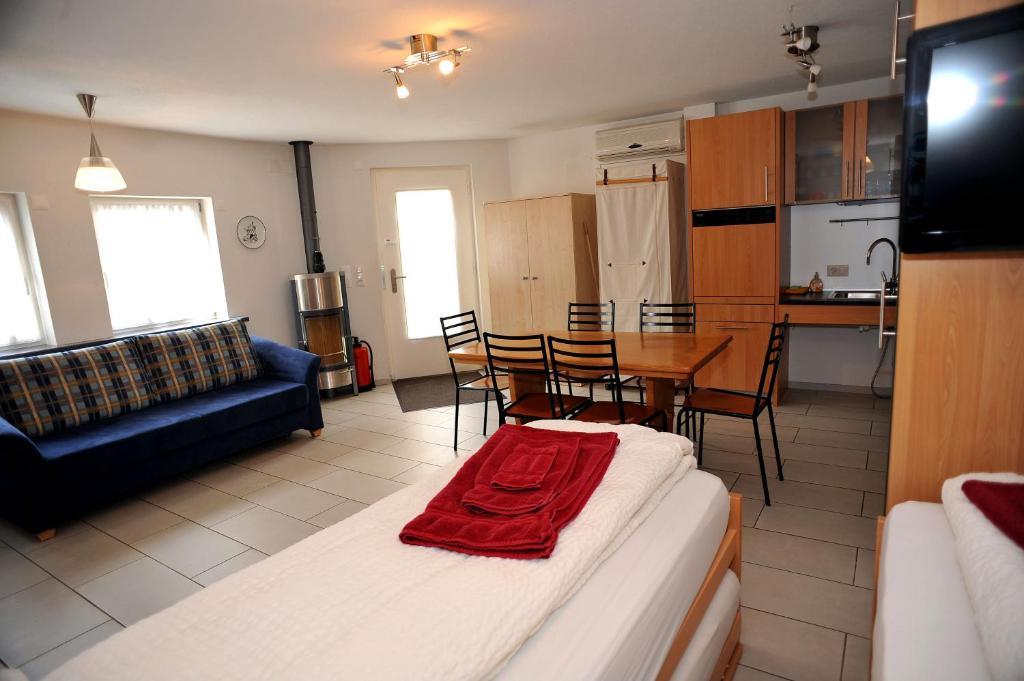 Niros Bed & Breakfast Birsfelden Стая снимка