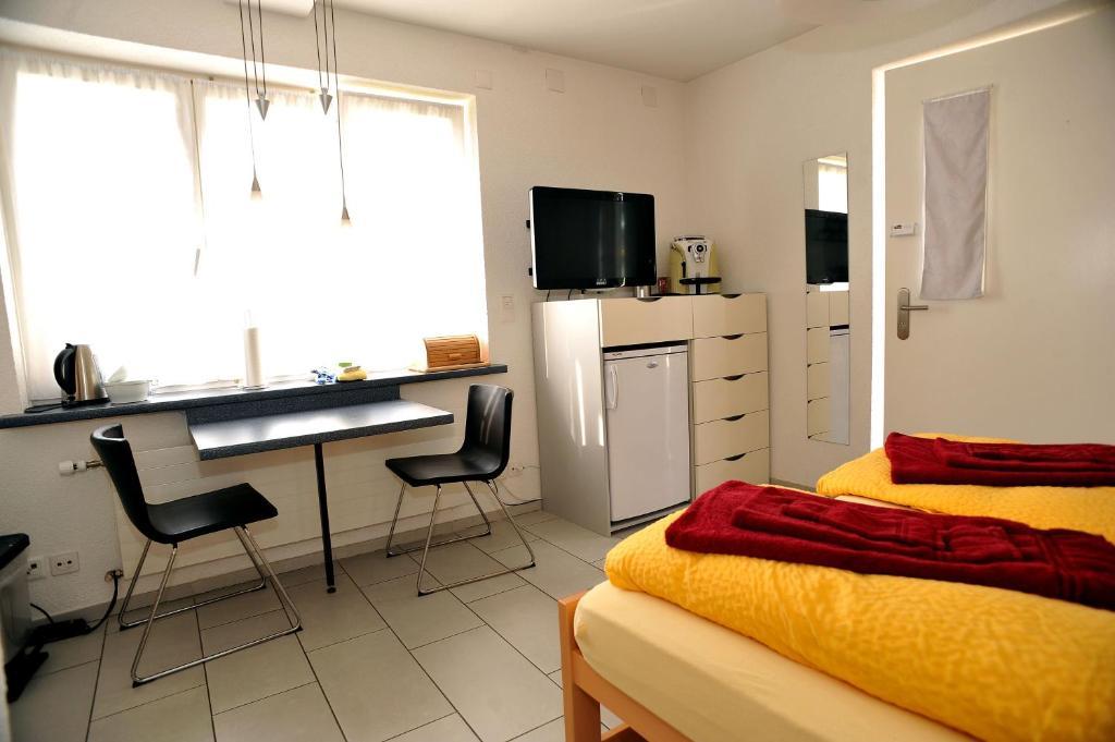 Niros Bed & Breakfast Birsfelden Стая снимка