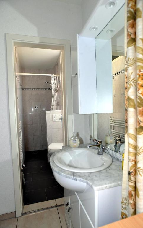 Niros Bed & Breakfast Birsfelden Стая снимка